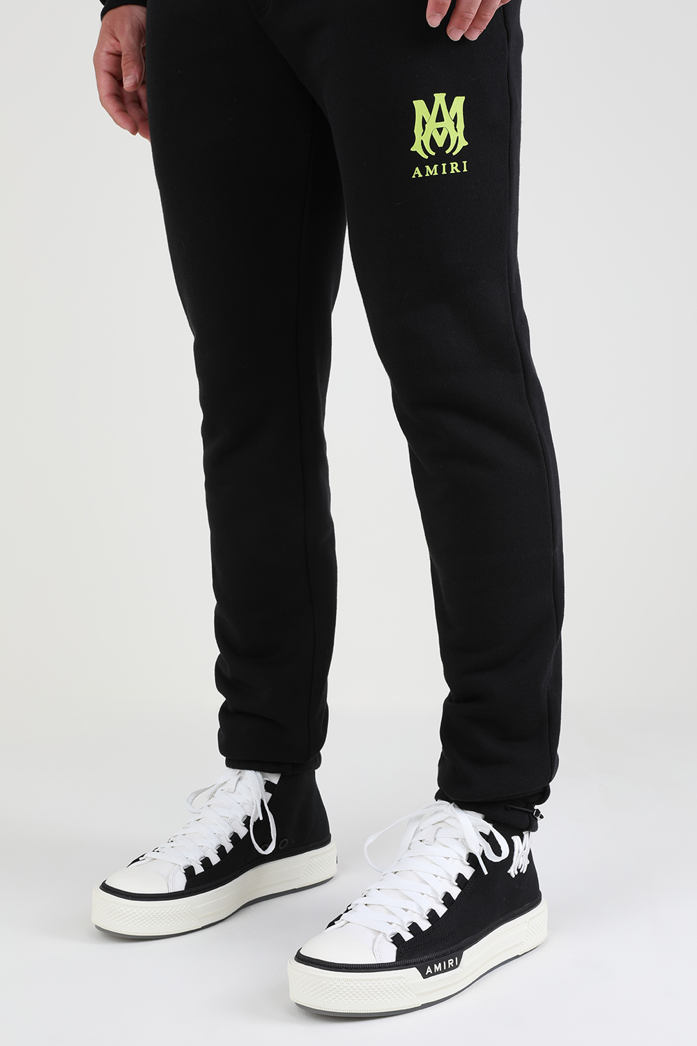 תמונת כל הלוק של סניקרס גבוהות עם סוליה מוגבהת